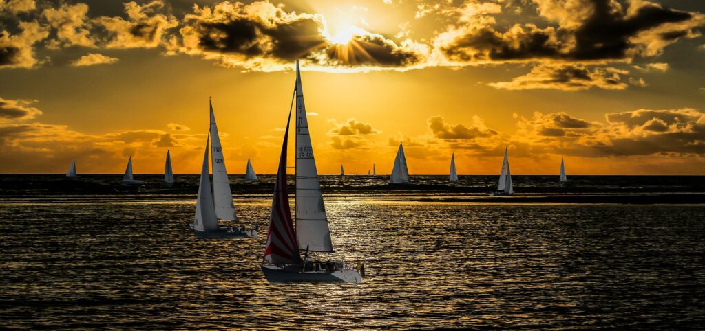 Segelschiffe im Abendlicht fahren friedlich über das Meer 